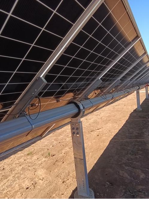 Estrutura e cabeamento sob módulos fotovoltaicos